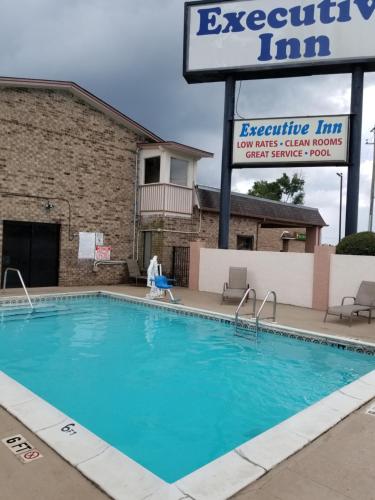 - une piscine dans l'auberge exécutive dans l'établissement Executive Inn, à Pensacola