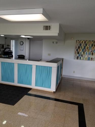 ein leeres Zimmer mit blauen Schränken in einem Gebäude in der Unterkunft Executive Inn in Pensacola