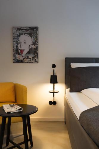 En eller flere senge i et værelse på Square Rooms 8