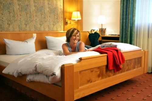 Ένα ή περισσότερα κρεβάτια σε δωμάτιο στο Hotel Südpfalz-Terrassen