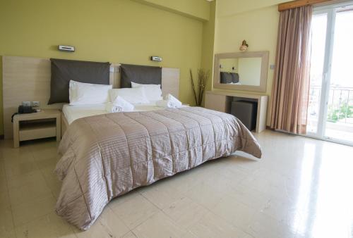 a bedroom with a large bed and a large window at Idillion in Vília