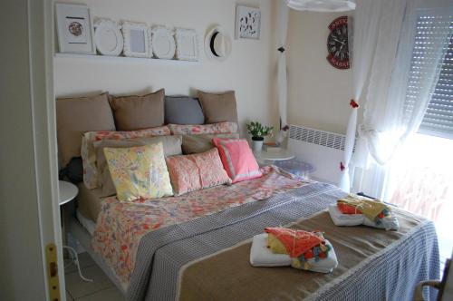 Кровать или кровати в номере Cosy Home