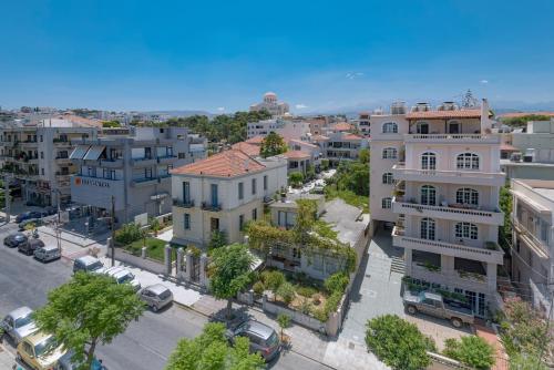 widok miasta z lotu ptaka z budynkami w obiekcie Aspasias Luxury Suite w Chanii