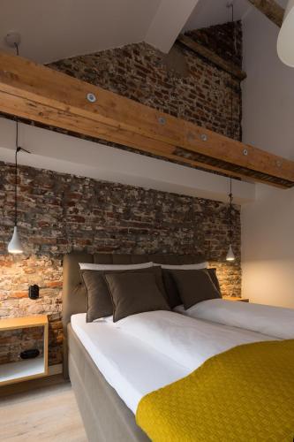 En eller flere senge i et værelse på Square Rooms 20