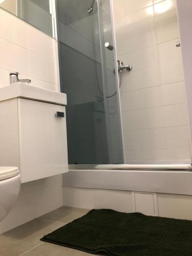 Bilik mandi di Kwadrat Apartamenty Grottgera