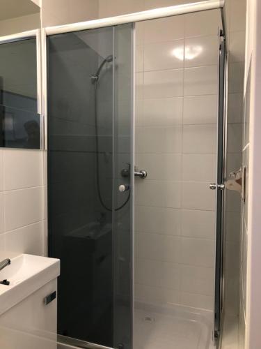 Ein Badezimmer in der Unterkunft Kwadrat Apartamenty Grottgera