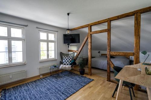 ライプツィヒにあるStilvolles zentrumsnahes Wohlfühl-Appartmentのベッドルーム1室(ベッド1台、ブルーラグ付)