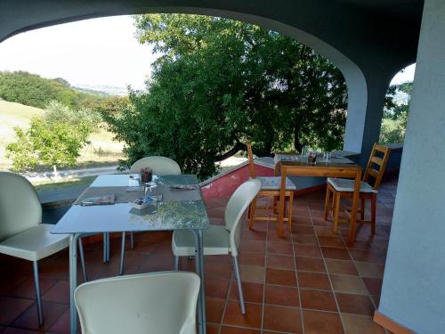 Civitanova AltaにあるBelle Marcheの屋外パティオ(テーブル、椅子、テーブル、椅子付)