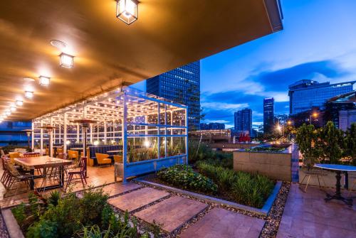 a restaurant with a view of a city at night at ibis Bogota Museo in Bogotá