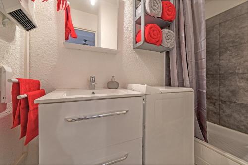 a bathroom with a white sink and a shower at T2 cosy de 41m2 à 400 m de la plage, résidence avec piscine. in Le Grau-du-Roi