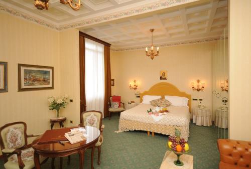 Postel nebo postele na pokoji v ubytování Grand Hotel Excelsior