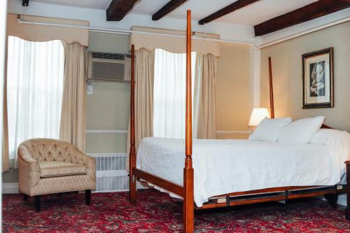 Postel nebo postele na pokoji v ubytování Concord's Colonial Inn