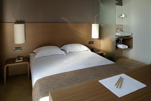 Postel nebo postele na pokoji v ubytování mOdus Hotel