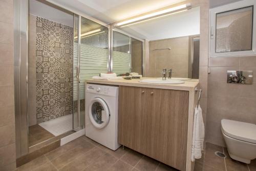 A bathroom at Acropolis Gem by GHH