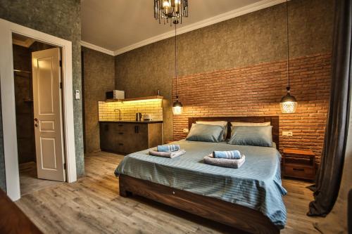 um quarto com uma cama com duas almofadas em Classy Apartments Central em Tbilisi
