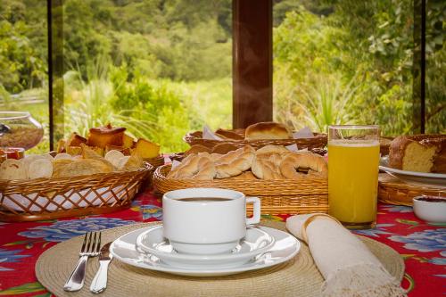 Ein Frühstückstisch mit einer Tasse Kaffee und Brotkörben. in der Unterkunft Ecopousada Serra Verde in Glaura