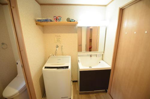 un piccolo bagno con lavandino e servizi igienici di Meguli a Kyoto