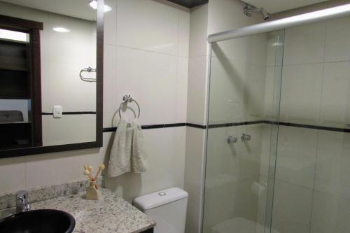 y baño con ducha, aseo y lavamanos. en Apartamento Centro Catedral, en Canela
