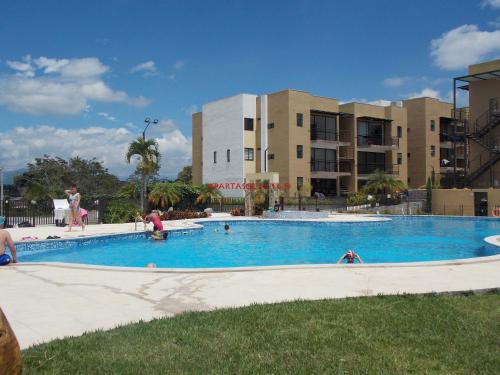 a large swimming pool in front of a building at Apartamento Eje Cafetero - Cerca Parque del Café - Tebaida in La Tebaida