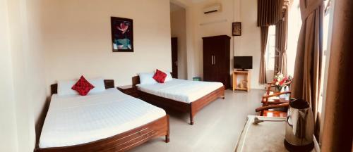 Säng eller sängar i ett rum på Nam Long Hotel