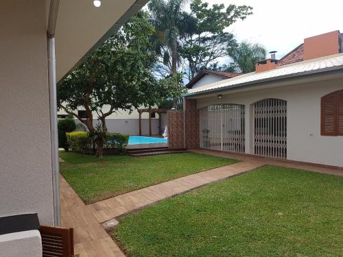 una casa con patio con piscina en Casa piscina próxima praia, en Florianópolis