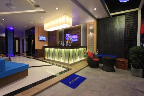 Un vestíbulo con bar en un edificio. en The Crystal Beach Hotel, en Patong Beach