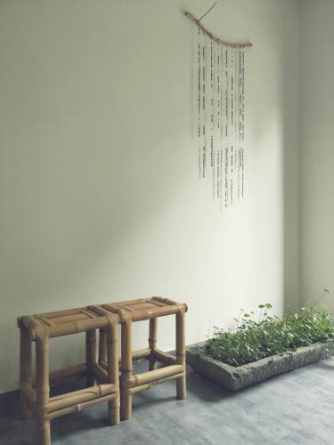 a room with two wooden benches and some plants at Qingcheng Mountain Huakai Shiminsu in Dujiangyan