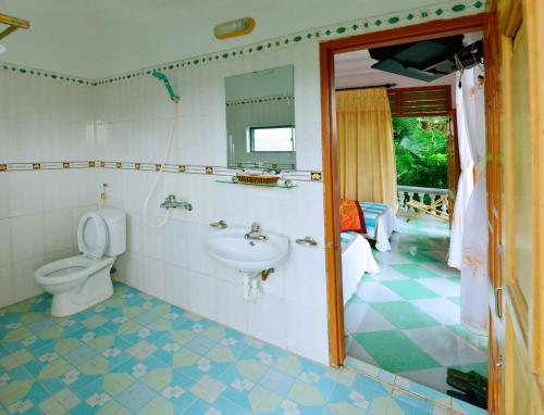 a bathroom with a toilet and a sink and a mirror at Tam Coc - Thành Homestay in Ninh Binh