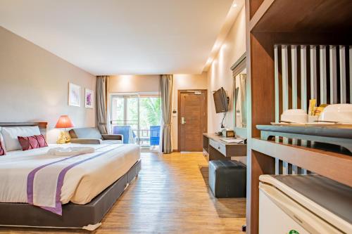 Postel nebo postele na pokoji v ubytování C&N Kho Khao Beach Resort - SHA Plus