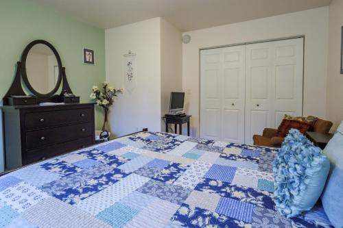 Ένα ή περισσότερα κρεβάτια σε δωμάτιο στο Denali Primrose Bed & Breakfast