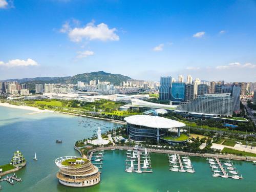 une vue aérienne sur un port de plaisance avec des bateaux dans l'eau dans l'établissement Xiamen International Conference Center Hotel Prime Seaview Hotel, à Xiamen