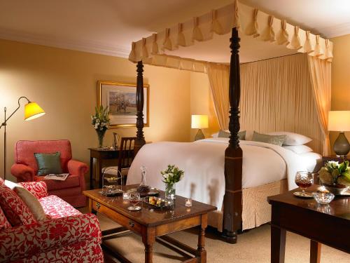 Un pat sau paturi într-o cameră la The Dunraven, Adare