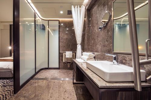 Ein Badezimmer in der Unterkunft AKVO Hotel