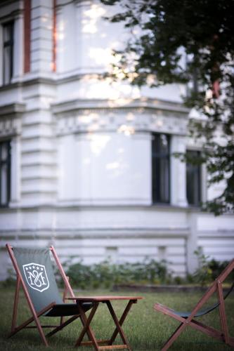 two chairs and a table in front of a building at Matejki 8 in Szczecin