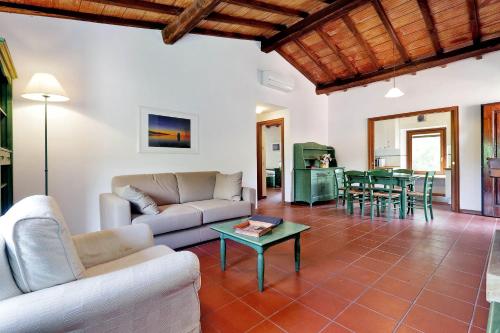 埃爾科萊港的住宿－Agriturismo Pimpinnacolo，客厅配有沙发和桌子