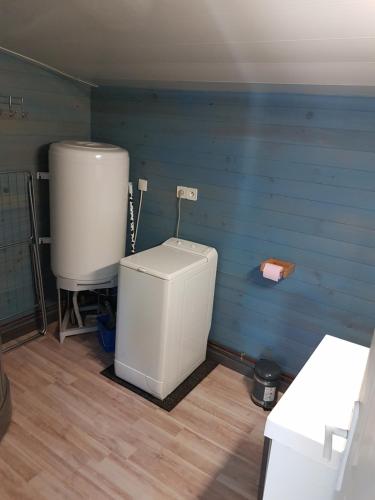 baño con aseo y tanque de agua en Lodge, en Ville-sur-Ancre