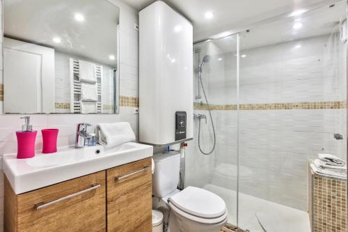 een badkamer met een wastafel en een douche bij 41-Atelier Star Wars in Parijs