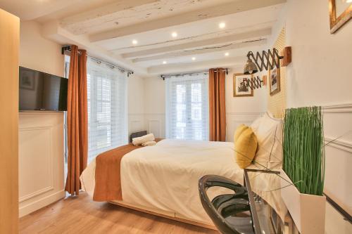 パリにある42-LUXURY FLATのベッドルーム1室(ベッド1台、椅子付)
