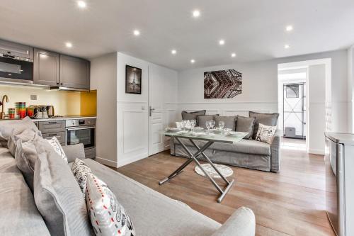 un salon avec un canapé et une table dans l'établissement 40-Flat Paris Eiffel, à Paris