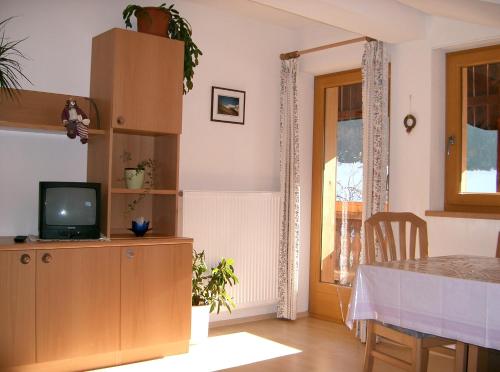 TV a/nebo společenská místnost v ubytování Oberlinderhof