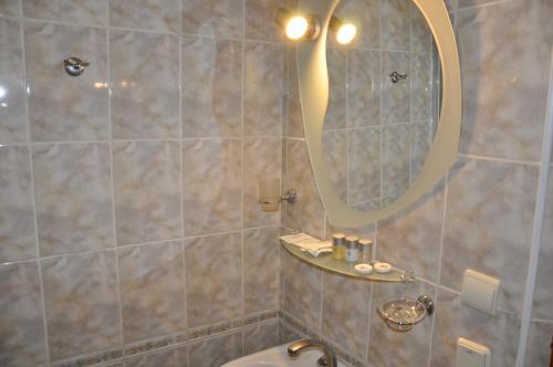 baño con espejo y aseo en Hotel Mys, en Sevastopol