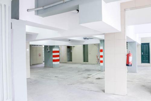 an empty parking lot with white columns in a building at Tchero Appartement 2 in Douala