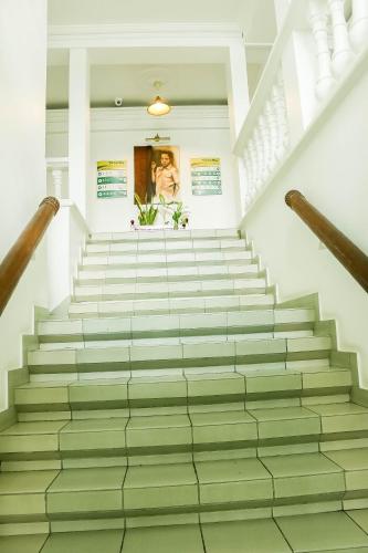a staircase in a house with green steps at Tchero Appartement 2 in Douala