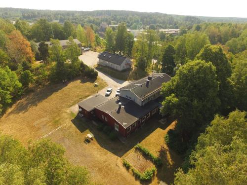 an aerial view of a house in the woods at Brukshotellet Skinnsberg in Skinnskatteberg
