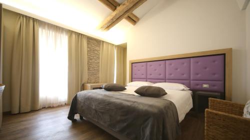 Ένα ή περισσότερα κρεβάτια σε δωμάτιο στο Hotel Corona