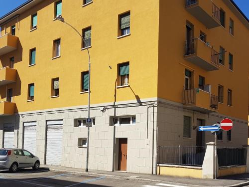 ボローニャにあるAppartamento Fico Bologna Fieraの黄色の建物
