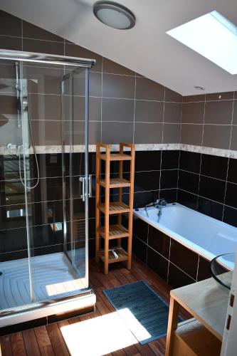 une salle de bain avec douche et baignoire dans l'établissement La Marcillande, à Saint-Cyprien