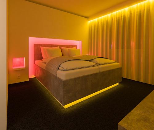 Posteľ alebo postele v izbe v ubytovaní smartel at The Unbrexit