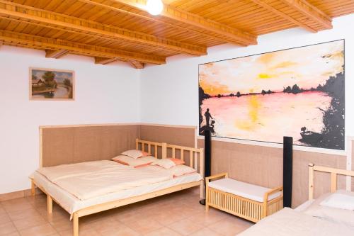 Ένα ή περισσότερα κρεβάτια σε δωμάτιο στο Bence Apartman