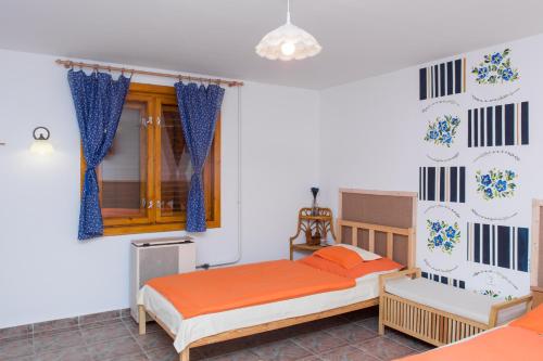 a bedroom with two beds and a window at Bence Apartman in Tiszabábolna